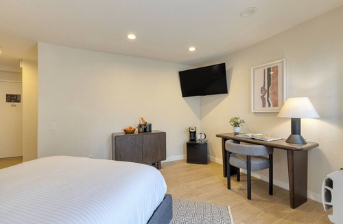 Laguna Beach Hotel | 1 Block to Beach | Pool + Hot Tub + Rooftop Terrace | The Mara by AvantStay