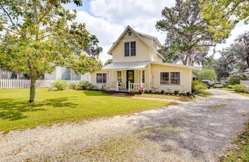 Crescent City House | 1 Block to Crescent Lake: Charming Home w/Porch!
