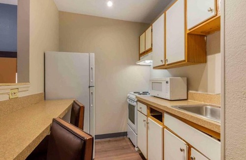 Executive Park Apartment | 1 Queen Bed | Mob Acc Tub Ste Nsmk Sb Micfri