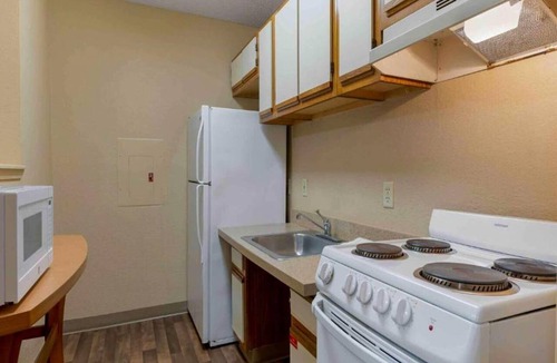 Executive Park Apartment | 1 Queen Bed | Mob Acc Tub Ste Nsmk Sb Micfri