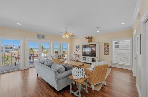 Bradenton Beach House | 102 6Th St S- Upstairs Home