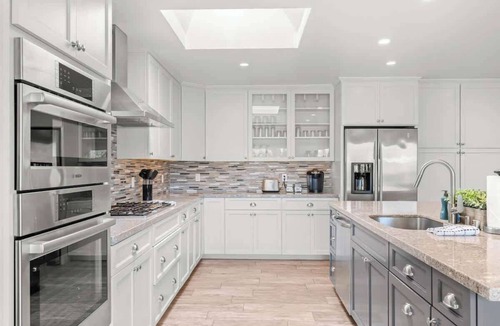 Valencia House | 136 Modern Family Valencia Home-by-Magic Mountain