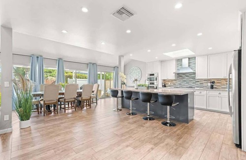 Valencia House | 136 Modern Family Valencia Home-by-Magic Mountain