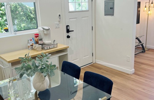 Silver Lake Apartment | 1BD Cul-De-Sac Retreat in SilverLake. Private Stay in a Prime Location.