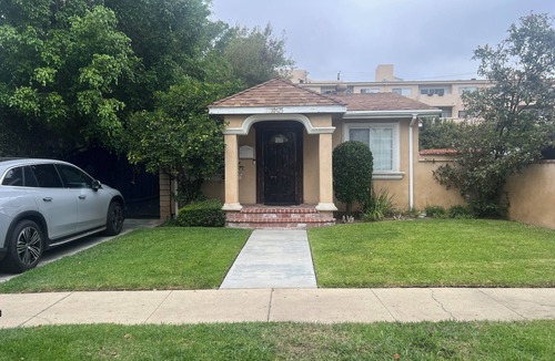 Palms House | 2-bedroom house in enchanting Los Angeles with AC comfort