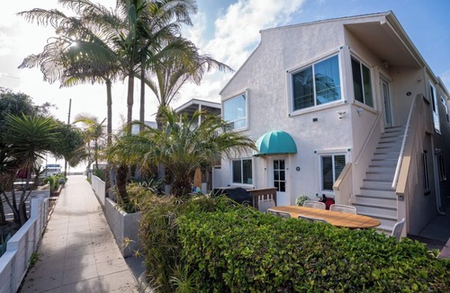 Mission Beach Cottage | 2 Car Garage Parking, AC, Kid Friendly, 45 seconds from the beach!