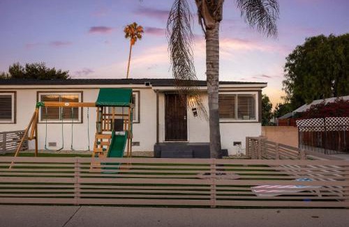 Linda Vista House | 2 Homes in 1 Sleeps 18 10 Min to Zoo and Beach