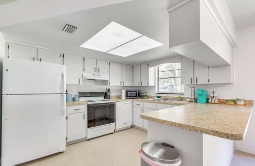Crystal River Cottage | 2 Mi to State Parks! Crystal River Home w/Yard