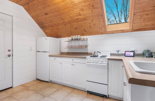 Thompsonville House | 2 min to Crystal Mtn~Fireplace~Guitar~PacMan~GameRoom~Records~Firepit