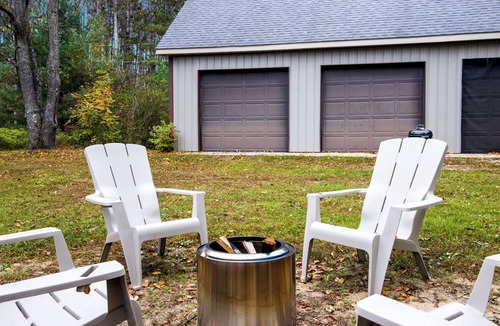 Thompsonville House | 2 min to Crystal Mtn~Fireplace~Guitar~PacMan~GameRoom~Records~Firepit