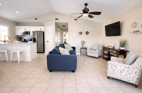 Treasure Cove House | 2 Minutes Toes in Sand - Beach - Emerald Waters - Sunsets - Lagoon