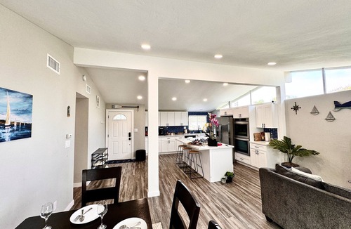 Allied Gardens House | 2000SqFt Oasis Outdoor Patio BBQ for Family 5Beds, 4KTV, 4BdR, 2BathR Fast EV
