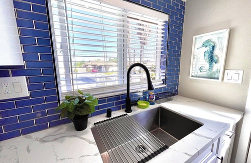 Allied Gardens House | 2000SqFt Oasis Outdoor Patio BBQ for Family 5Beds, 4KTV, 4BdR, 2BathR Fast EV
