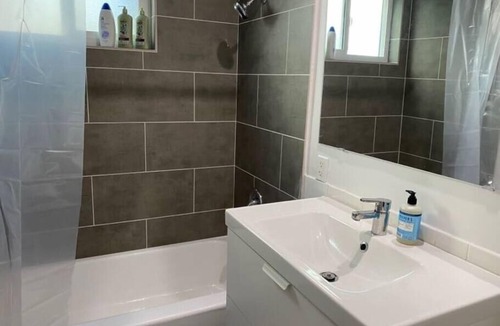 Wilshire Montana Apartment | 2BR Apt Santa Monica by Just Bring Your Toothbrush