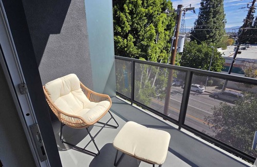 Northridge Apartment | 2BR Furnished Apartment Near CSUN Northridge Monthly Stay Free Parking