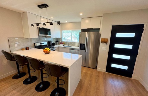 Woodland Hills House | 3-Bed, 4-Bath Modern Home - Open Concept, Fully Remodeled & Brand-New Furnished