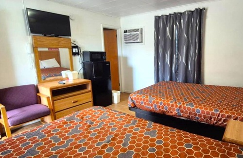 Cadillac Hotel | 3 Convenient Rooms Perfect for Exploring Cadillac’s Best Spots, Free Parking