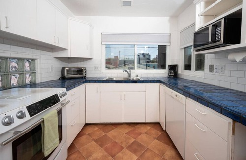 Mission Beach House | 3 Floors|Garage|Steps 2 Sand, Bay, Shops & Belmont