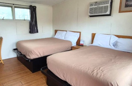 Cadillac Hotel | 3 Group-Friendly Rooms Perfect for Budget-Friendly Escapes | Free Parking