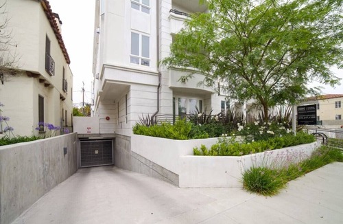 Pico - Robertson House | 3 Large Bedrooms | Balcony | Prime Location
