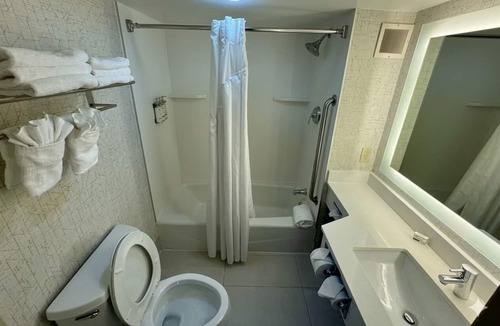 Downtown Albany Hotel | 3 Modern Rooms for Group Stay | Steps from New York State Museum - 0.6mi away