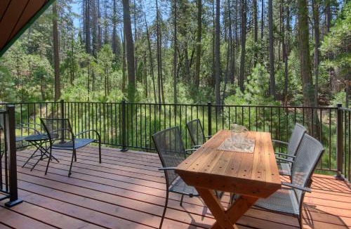 North Wawona House | 3 Springs Hideout - Family cabin with hot tub in Yosemite