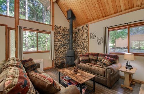North Wawona House | 3 Springs Hideout - Family cabin with hot tub in Yosemite