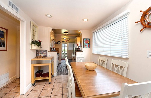 Avalon House | 309CE: Incredible Island Vacation Home, Min Away from Downtown, BBQ, Porch - 309