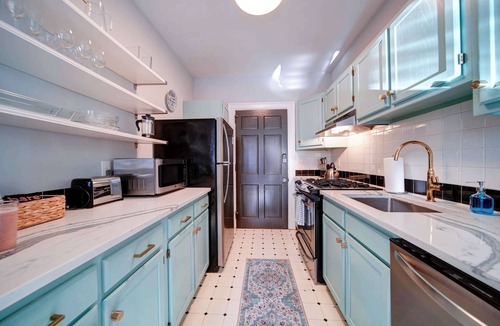 Charlotte Condo | 3BR Elizabeth Condo: Two Full Suites Near Novant Health and Uptown