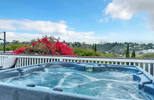 Allied Gardens House | 3BR with Hot Tub, Sunset Deck, AC, Luxury Dining