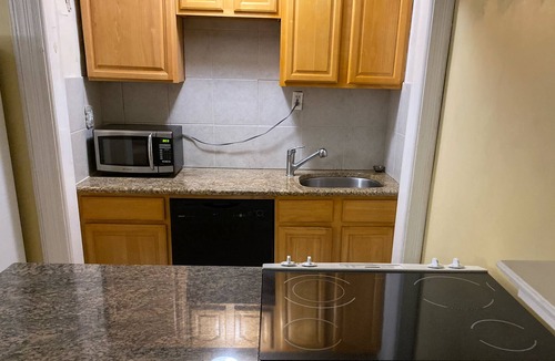 Albany House | 3R Cozy Furnished One-Bedroom apartment with Porch