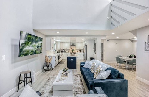 Menlo Park House | 493-Grandeur Home, AC & Patio near Meta & Stanford