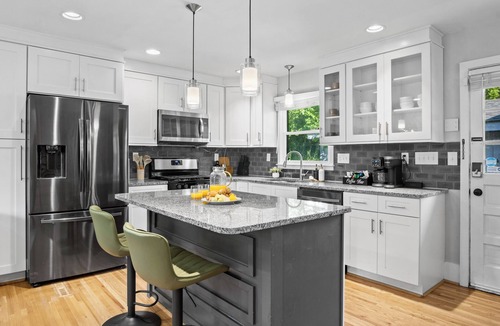 Cotswold House | 4BD Cozy Getaway - Eclectic, Central, Near Airport