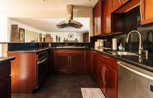North Clairemont House | 4BR Group Retreat w Golf Green, Poker & Fire Pit