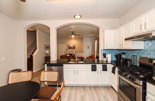 Austin House | 4BR Pet-friendly S. Austin Retreat Near 6th St & Music