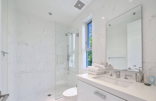 Beverly Grove Villa | 5 Bedroom Villa #D Located in the exciting Grove area of Los Angeles