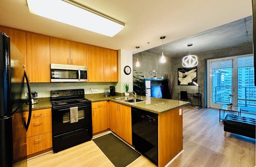 Smart Corner Condo | "5% Special Rate Discount" High-Rise Lovely & Spacious Condo - Family Friendly