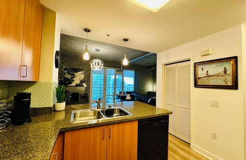 Smart Corner Condo | "5% Special Rate Discount" High-Rise Lovely & Spacious Condo - Family Friendly