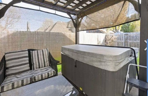 Grapevine House | 5 star Super Host, 3-bedroom, one story, Hottub Grapevine, Lake Access