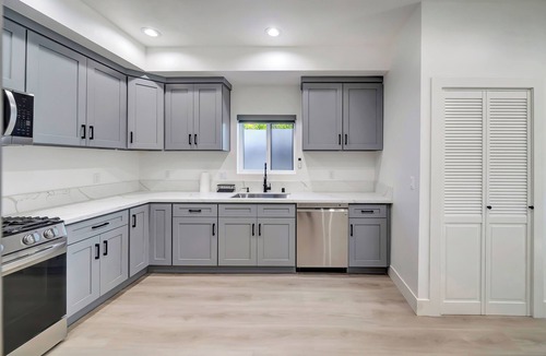 Tarzana House | 5841 Vanalden Ave 3 bedroom 2 1/2 bath House All the amenity includes.