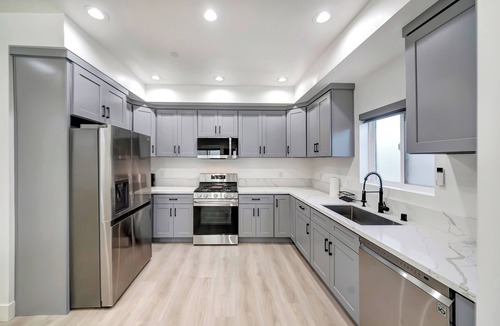 Tarzana House | 5841 Vanalden Ave 3 bedroom 2 1/2 bath House All the amenity includes.