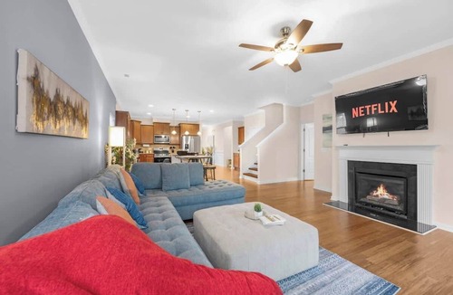 Charlotte House | 6BR Group Stay Near UNCC & Charlotte Speedway