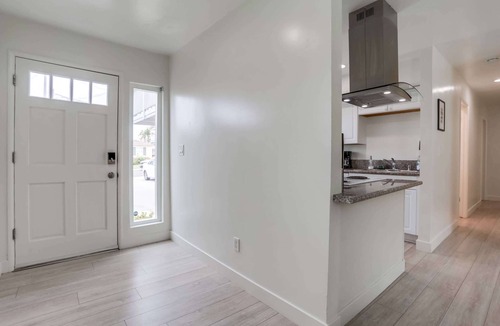 Village of La Jolla Condo | A/C, 3 blocks to beach, dogs, shopping, dining