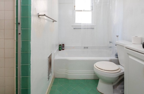 Carthay Circle Apartment | A Stylish Apartment: Your Ultimate LA Experience w/ Hot Tub