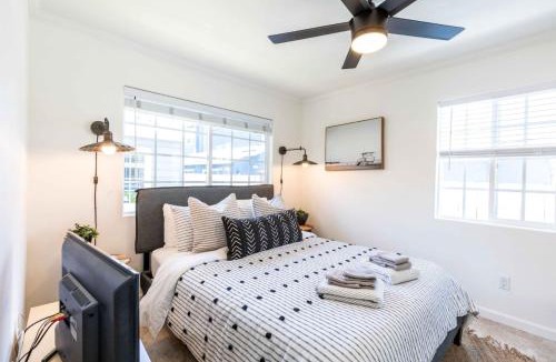 Crown Point House | ACVH Pacific Beach Breezy Cottages 4