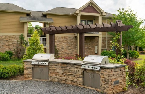 Executive Park Apartment | Airy 2 King Bed Suite—Mins to Uptown Charlotte!