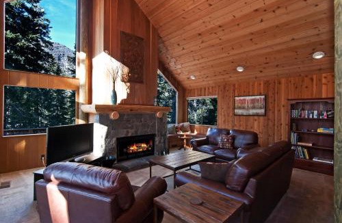 Alpine Meadows House | Alpine Darling- Hot Tub- Pet Friendly- 3 Minute Drive to Palisades Tahoe