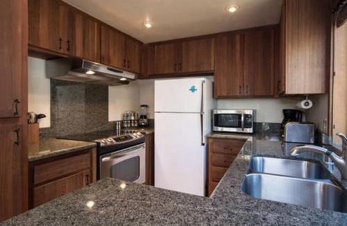 Alpine Meadows House | Alpine Darling- Hot Tub- Pet Friendly- 3 Minute Drive to Palisades Tahoe