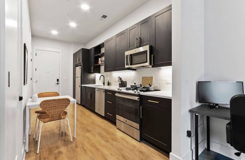 North Hyde Park Apartment | Amazing Studio | King Suite | Pool & Gym | Central
