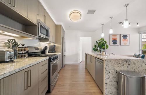 Downtown Hotel | Amber Serene Walk to Santa Monica Pier and Beach Zen Retreat Pool Gym Jacuzzi